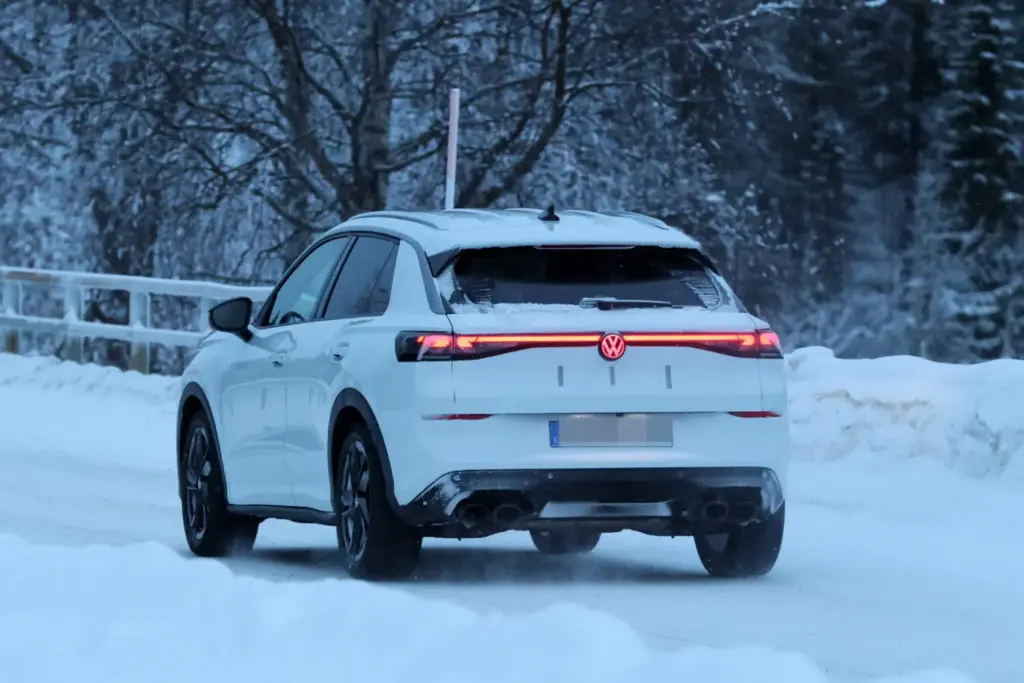 Así será el Volkswagen T-Roc R 2026, que ya está de pruebas en la nieve 19 Motor16 Volkswagen T ROC R 2026 18 Motor16