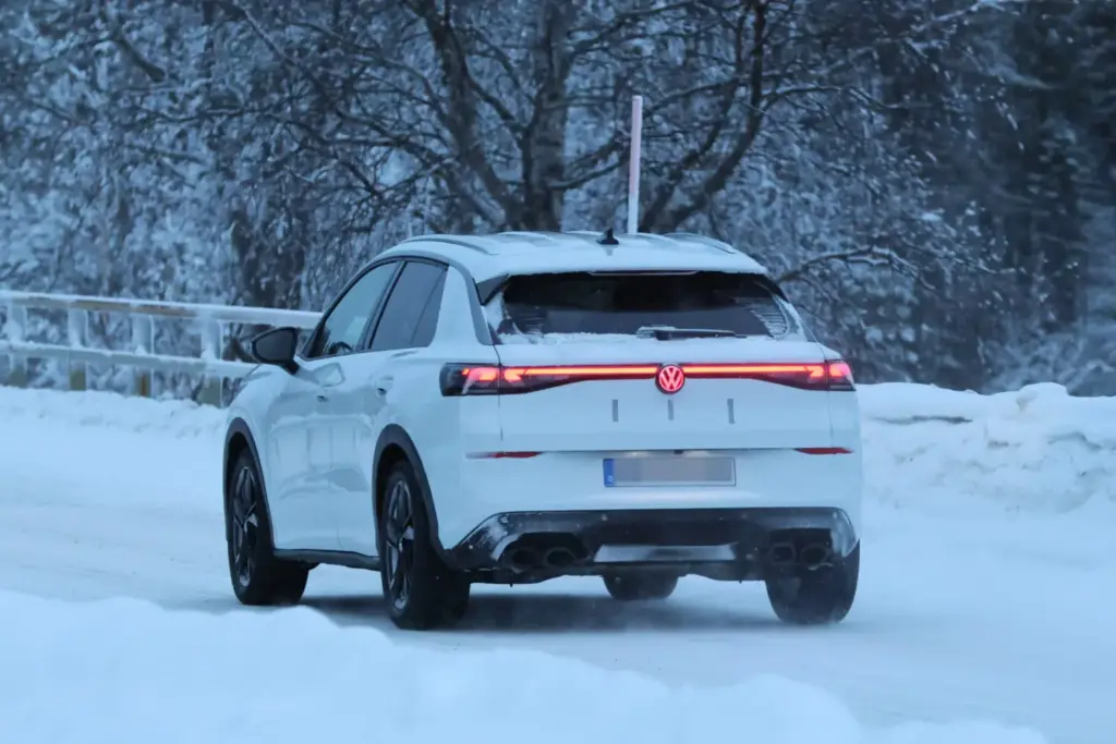 Así será el Volkswagen T-Roc R 2026, que ya está de pruebas en la nieve 20 Motor16 Volkswagen T ROC R 2026 19 Motor16