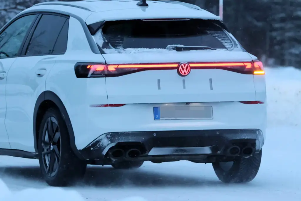 Así será el Volkswagen T-Roc R 2026, que ya está de pruebas en la nieve 3 Motor16 Volkswagen T ROC R 2026 20 Motor16