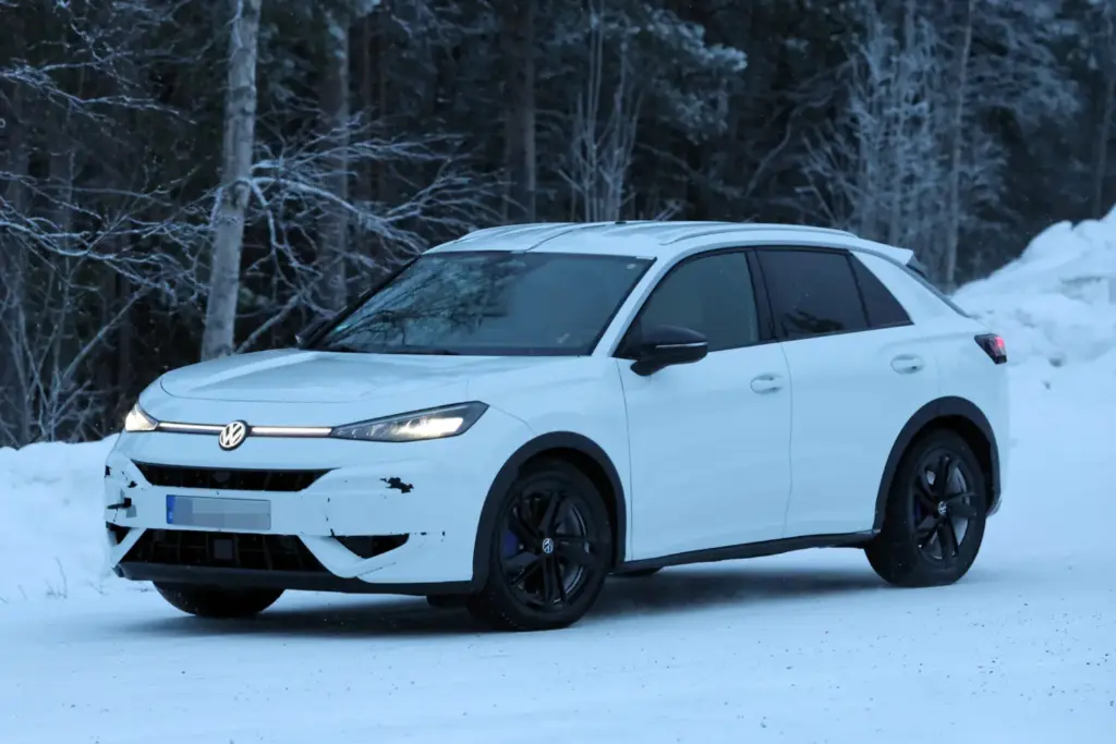 Así será el Volkswagen T-Roc R 2026, que ya está de pruebas en la nieve 8 Motor16 Volkswagen T ROC R 2026 5 Motor16