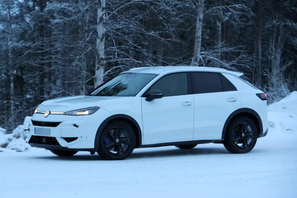 Así será el Volkswagen T-Roc R 2026, que ya está de pruebas en la nieve 9 Motor16 Volkswagen T ROC R 2026 6 Motor16