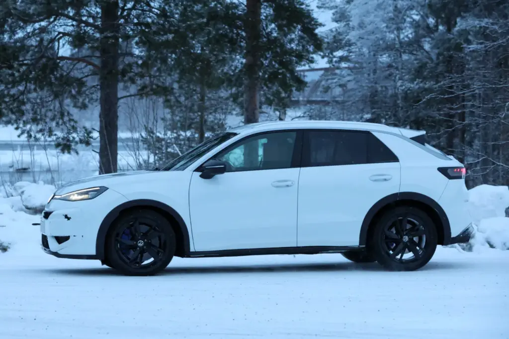 Así será el Volkswagen T-Roc R 2026, que ya está de pruebas en la nieve 1 Motor16 Volkswagen T-ROC R 2026 (7)