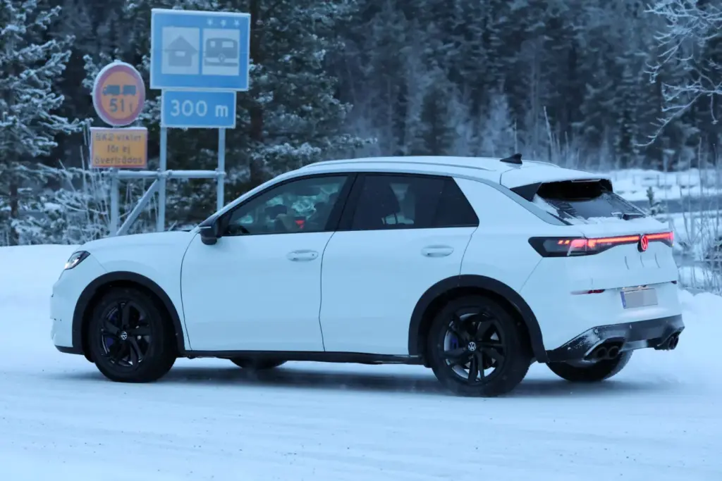 Así será el Volkswagen T-Roc R 2026, que ya está de pruebas en la nieve 12 Motor16 Volkswagen T ROC R 2026 9 Motor16