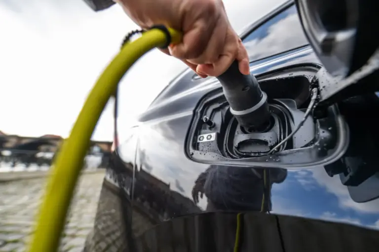 El coche eléctrico gana terreno en Europa mientras el mercado cae: claves de 2026