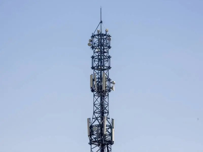 Fer (44), técnico en comunicaciones: "El fin del 2G va a afectar al sistema eCall de miles de vehículos" 2 Motor16 antena de telefonía