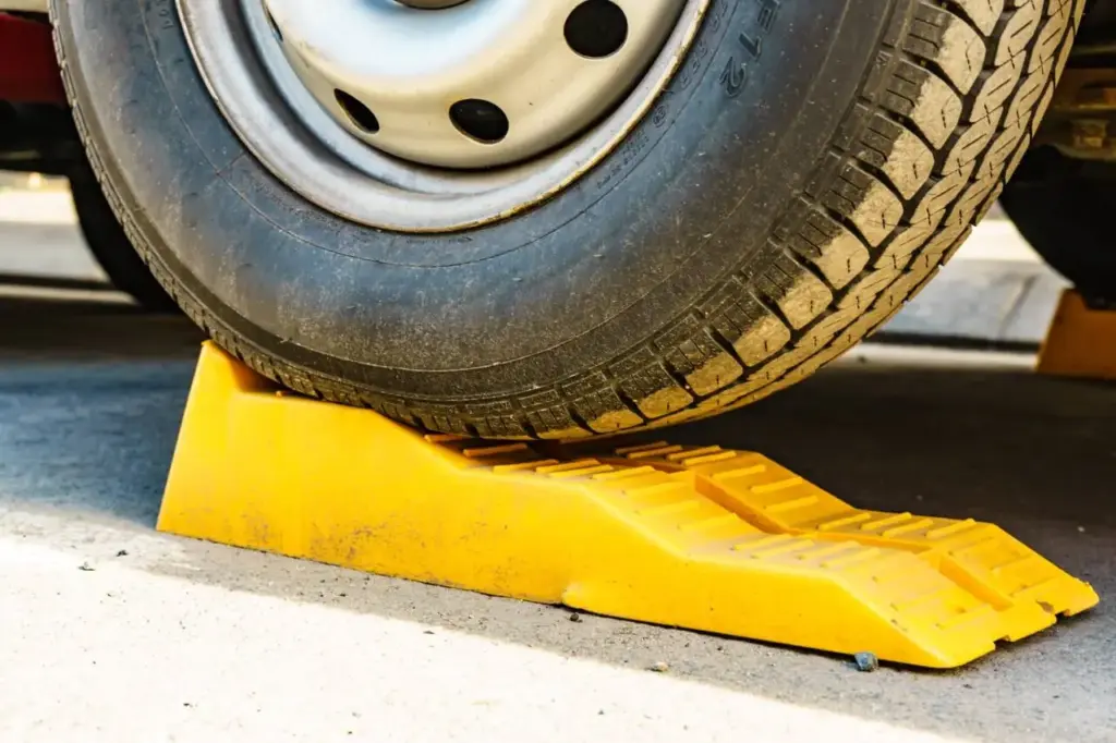 Diana (37), fotógrafa: "Viajo casi todos los días con mi cámper y nivelarla cuando aparco era una cosa a la que no daba importancia. Hasta ahora" 1 Motor16 calzos ruedas cámper