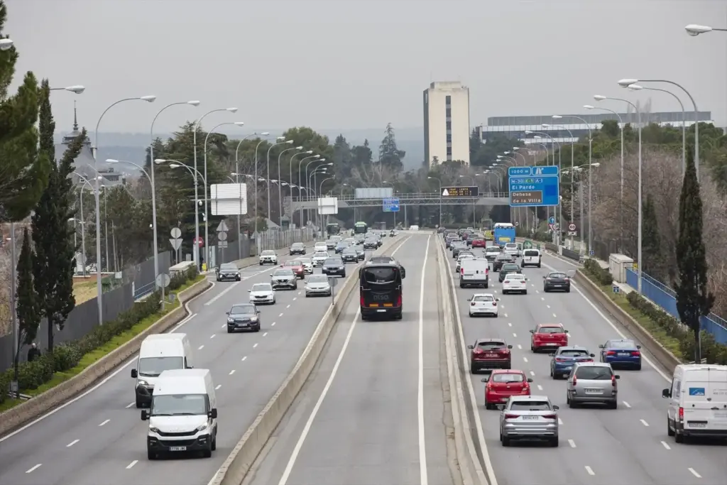 Los coches en España son cada día más viejos: 1 de cada 3 supera los 20 años 1 Motor16 autovia a 6 trafico bus vao Motor16