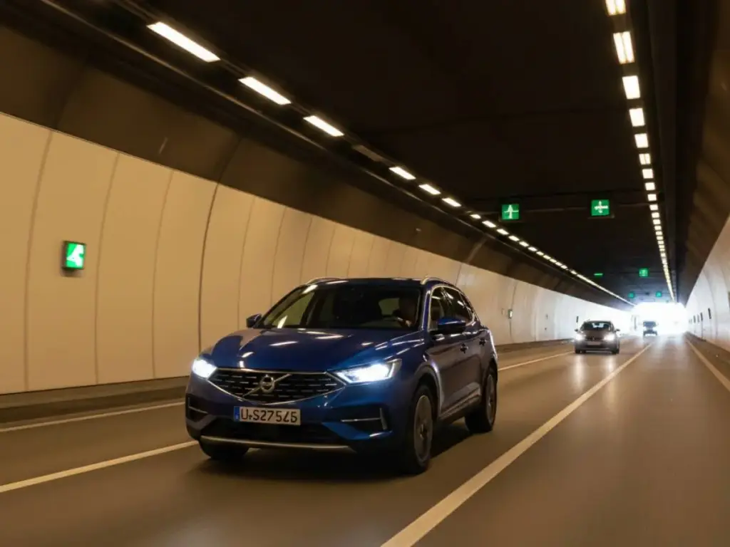 coches circulando por un túnel