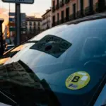 La «trampa» de las etiquetas B y C: la DGT activa nuevos vetos que no tienen que ver con el humo