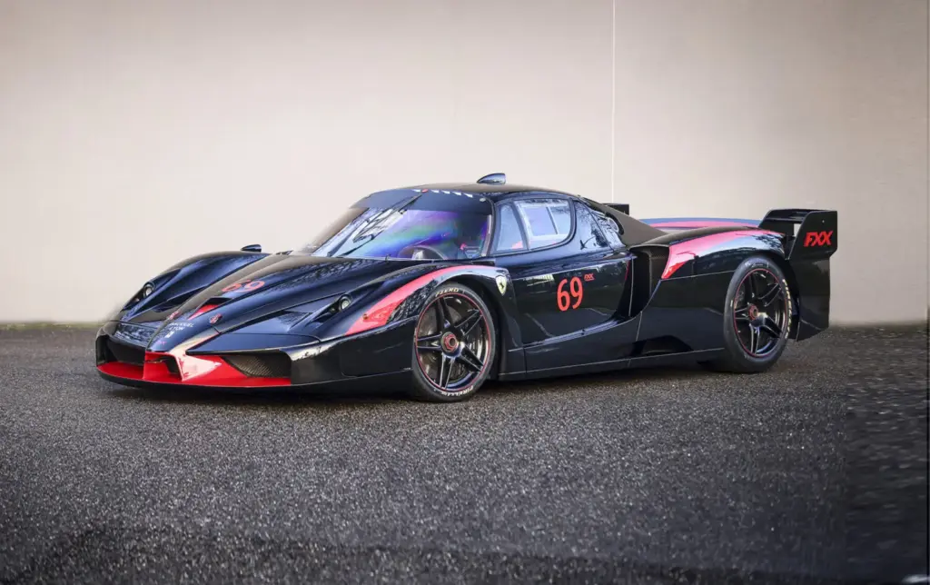 Este Ferrari FXX K Evo de 2018 “a estrenar” sale a subasta en Rétromobile París