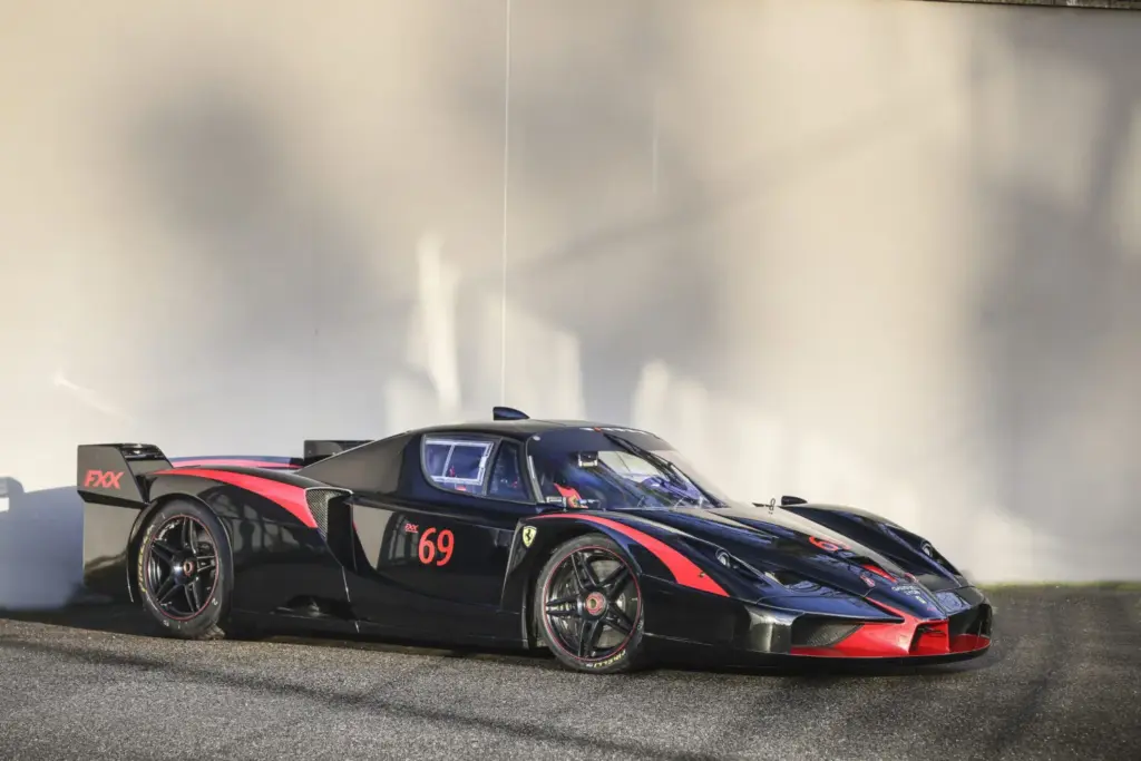 Este Ferrari FXX K Evo de 2018 “a estrenar” sale a subasta en Rétromobile París