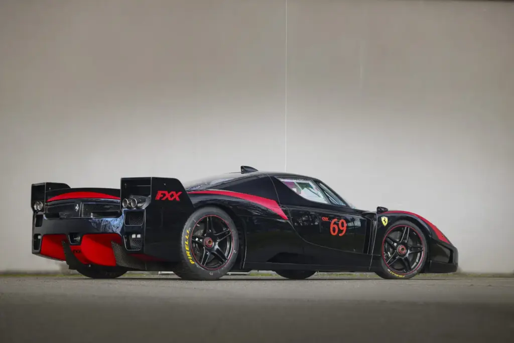 Este Ferrari FXX K Evo de 2018 “a estrenar” sale a subasta en Rétromobile París