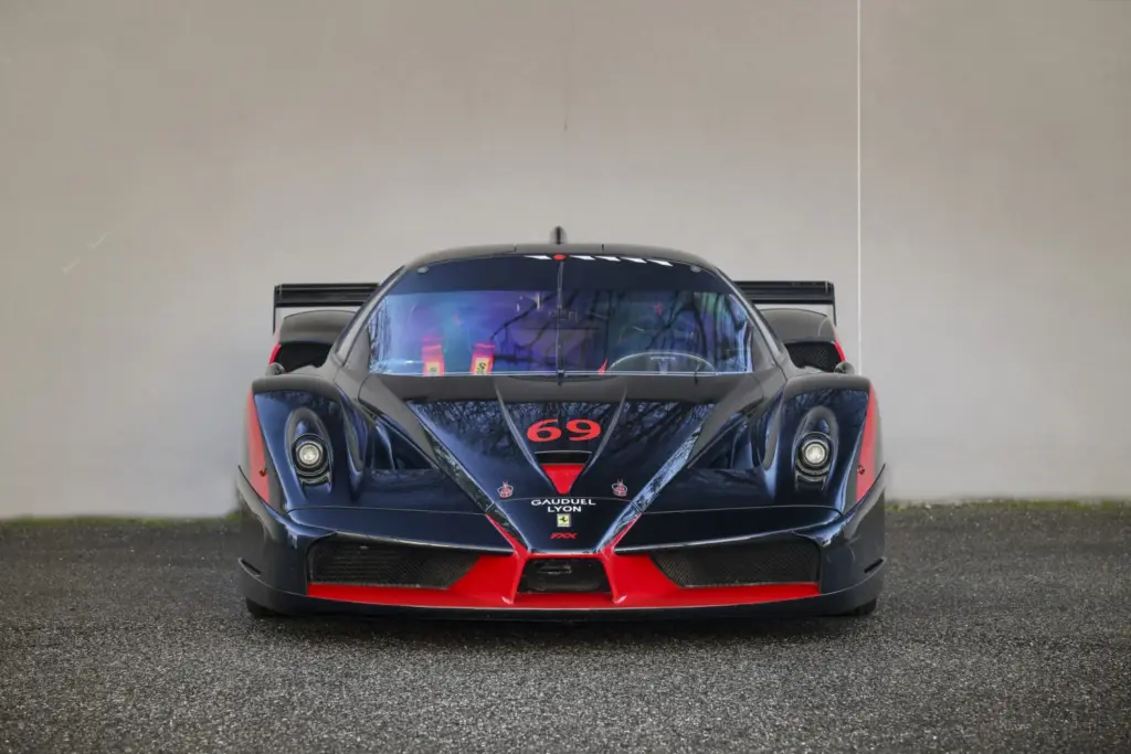 Este Ferrari FXX K Evo de 2018 “a estrenar” sale a subasta en Rétromobile París