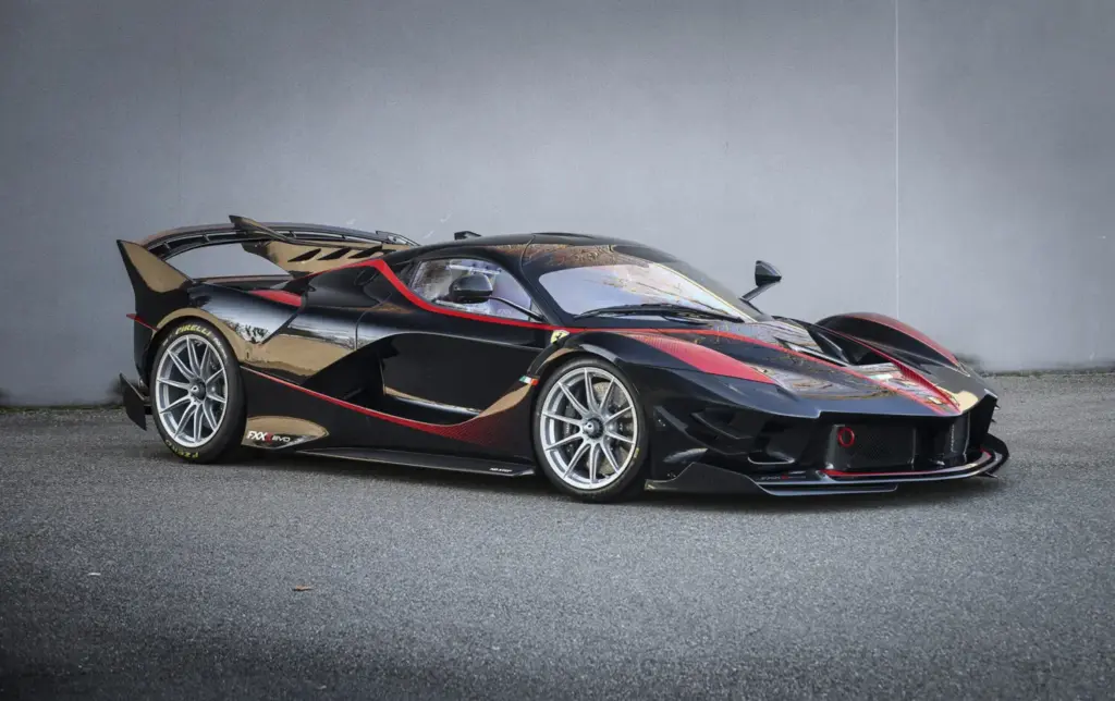 Este Ferrari FXX K Evo de 2018 “a estrenar” sale a subasta en Rétromobile París