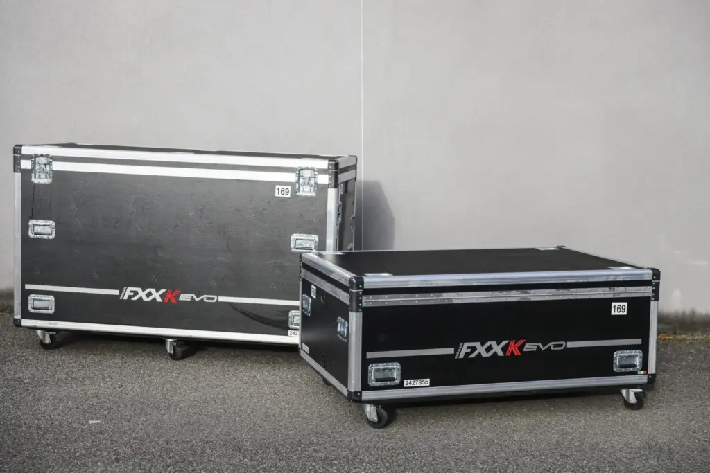 Este Ferrari FXX K Evo de 2018 “a estrenar” sale a subasta en Rétromobile París