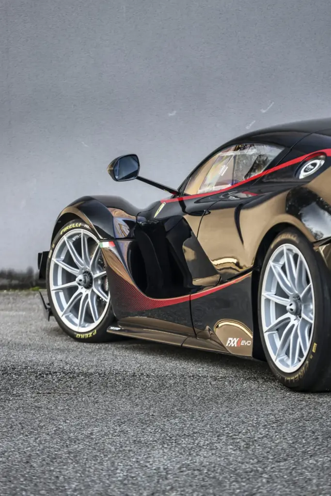 Este Ferrari FXX K Evo de 2018 “a estrenar” sale a subasta en Rétromobile París