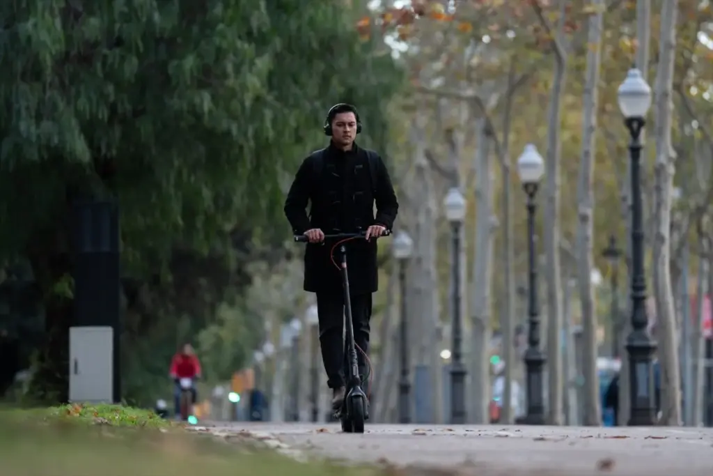 hombre monta patinete electrico 2024 barcelona catalunya Motor16