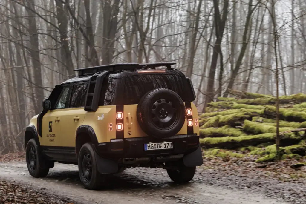 land rover Defender Trophy 11 Motor16