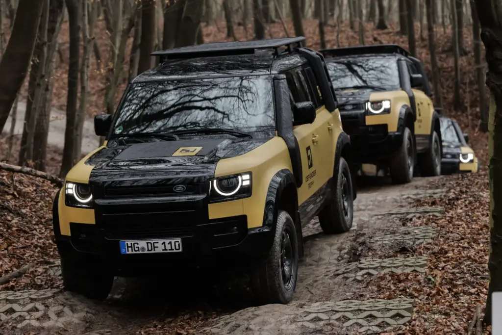 land rover Defender Trophy 13 Motor16