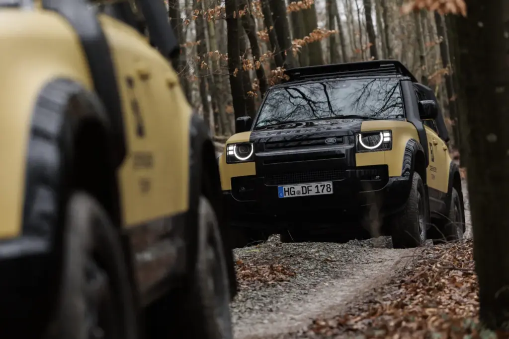 land rover Defender Trophy 14 Motor16