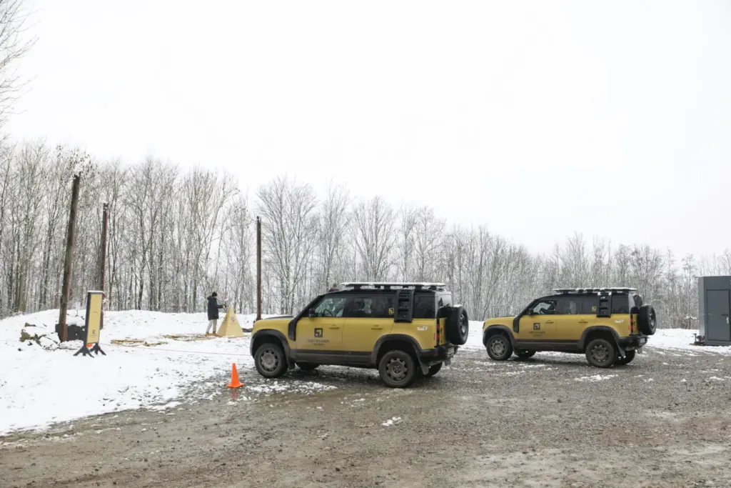 land rover Defender Trophy 17 Motor16