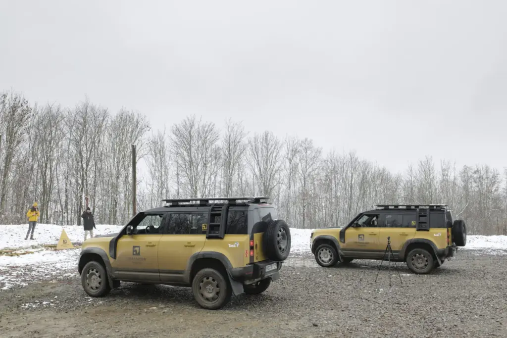 land rover Defender Trophy 21 Motor16