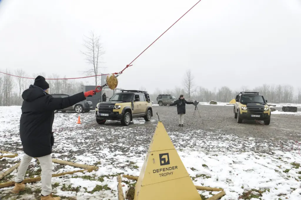 land rover Defender Trophy 22 Motor16