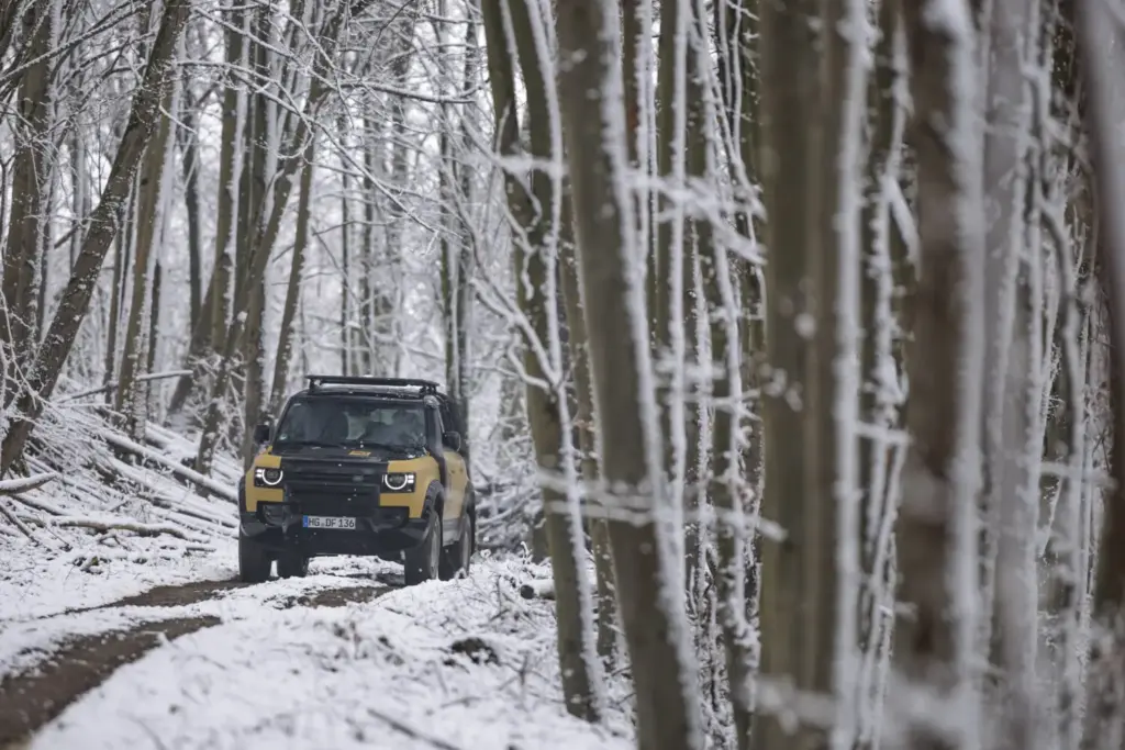 land rover Defender Trophy 25 Motor16