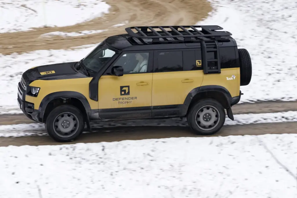 land rover Defender Trophy 27 Motor16