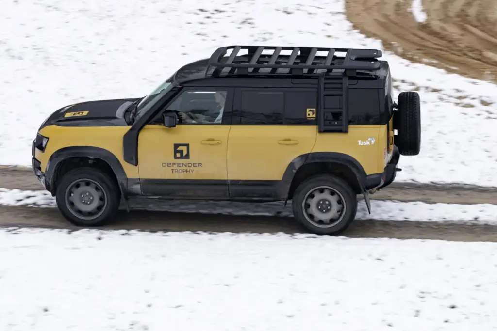 land rover Defender Trophy 28 Motor16