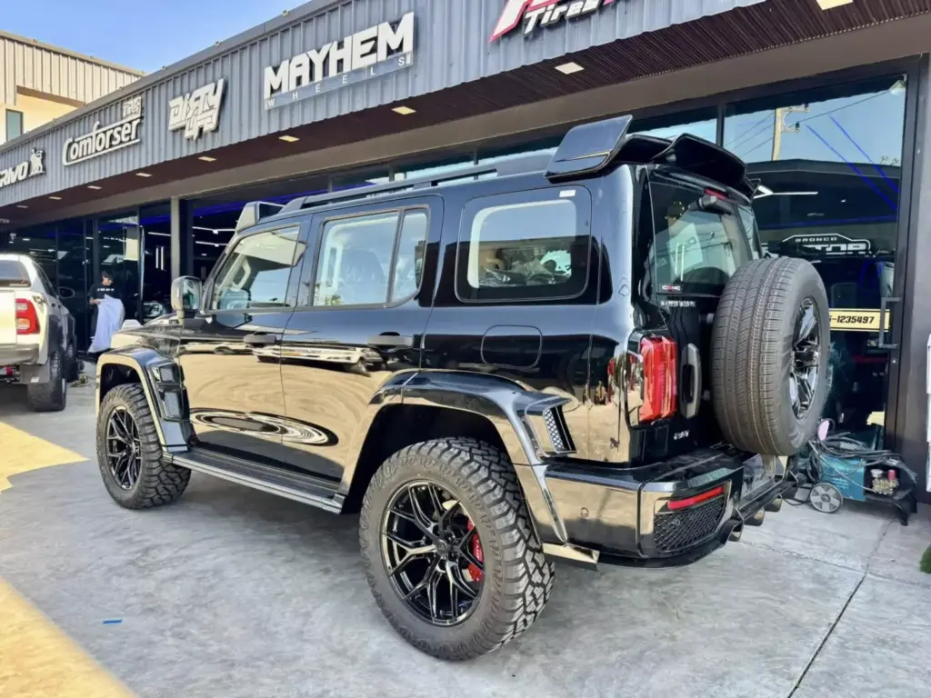 Clase G parece, coche chino es. Este Tank 800 transformado en Tailandia es una réplica muy lograda
