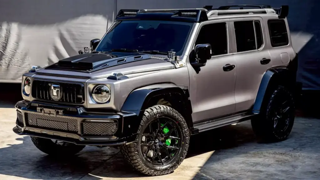 Clase G parece, coche chino es. Este Tank 800 transformado en Tailandia es una réplica muy lograda