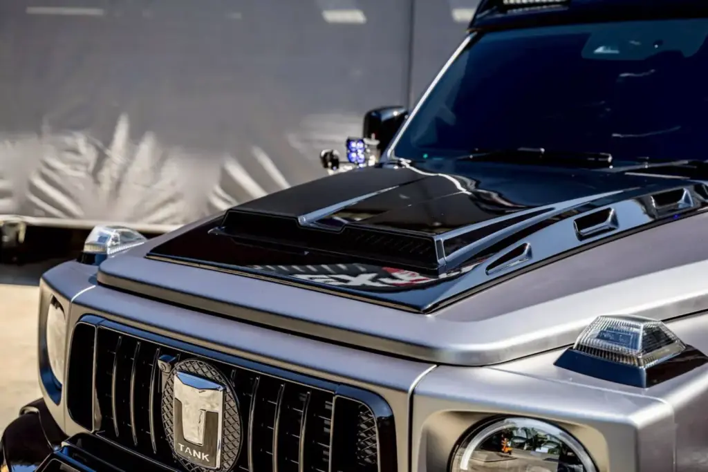 Clase G parece, coche chino es. Este Tank 800 transformado en Tailandia es una réplica muy lograda