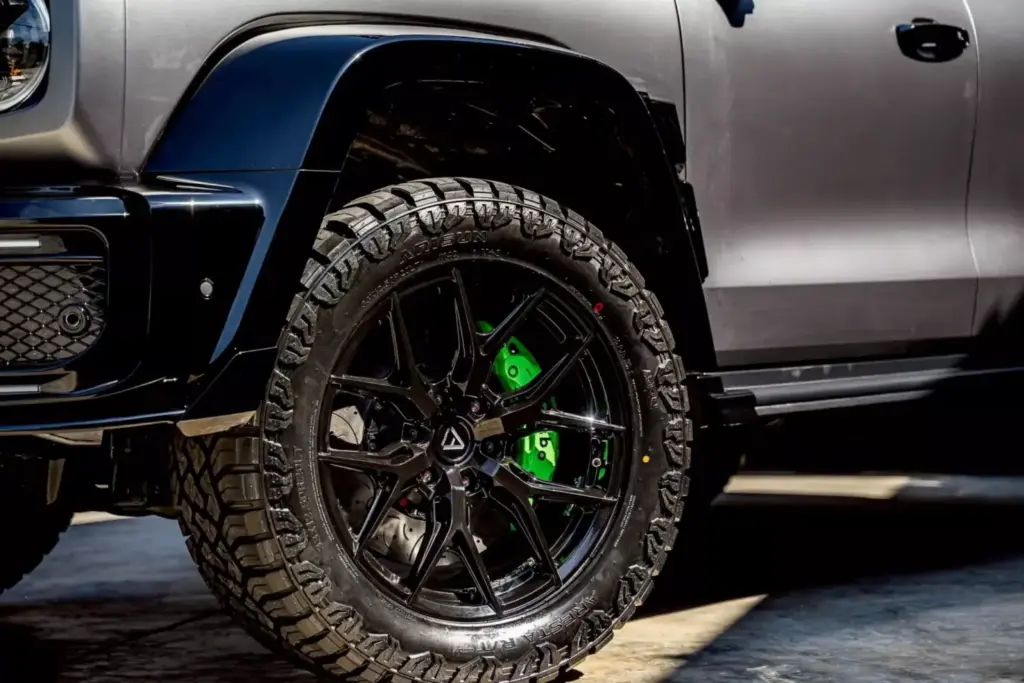 Clase G parece, coche chino es. Este Tank 800 transformado en Tailandia es una réplica muy lograda