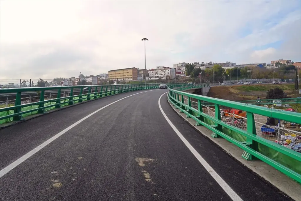 Imagen de las obras del carril BUS-VAO de Mairena del Aljarafe en Sevilla. La nueva norma de la DGT deja fuera de la circulación por esta vía a los coches con etiqueta cero cuando solo vaya un ocupante. 