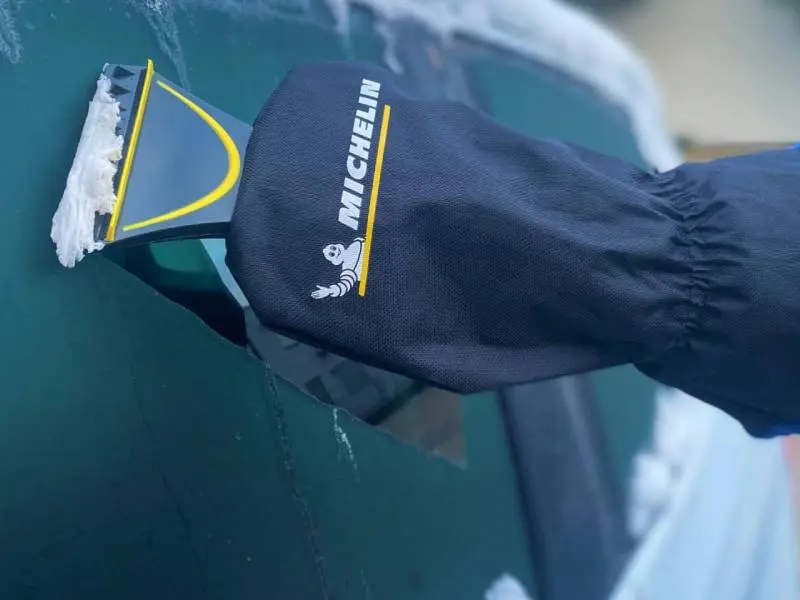No te congeles. Amazon tiene el accesorio perfecto para retirar el hielo del coche sin que te duelan las manos por 15 euros 2 Motor16 rascador con manopla Amazon