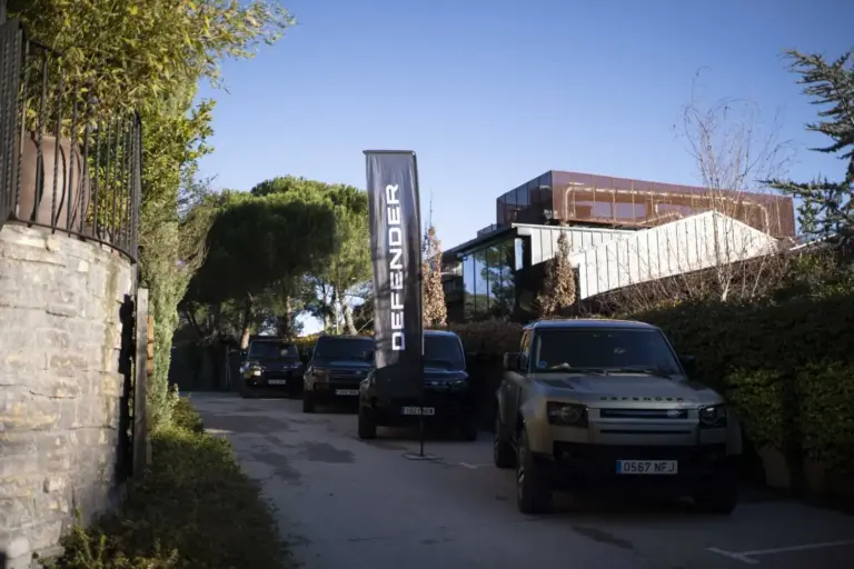 Defender y Grupo Merca2 se unen en una experiencia única que combina conducción, paisaje, reflexión y alta cocina