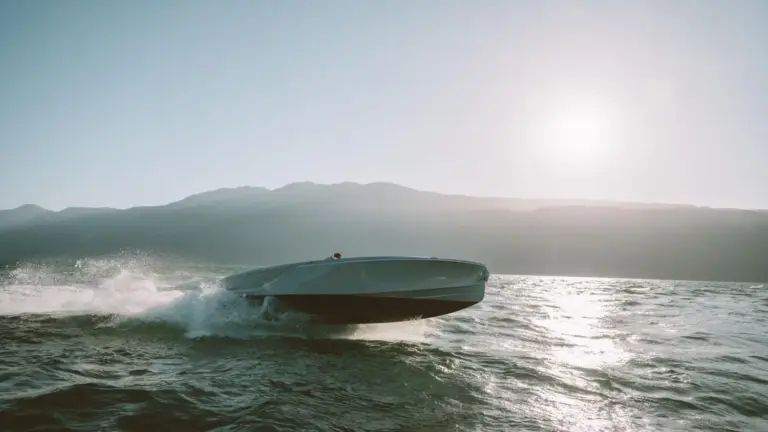 Así son las entrañas del único Porsche que se atreve a desafiar al mar