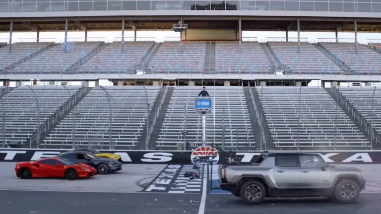 GMC Hummer EV: El ‘camera car’ de 4.000 kilos que deja atrás lo que está grabando