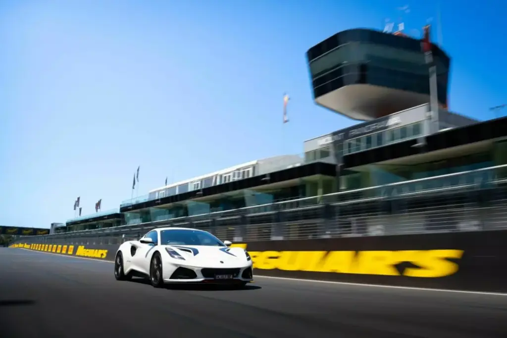 2026 Lotus Emira Turbo Bathurst Edition 11 Motor16