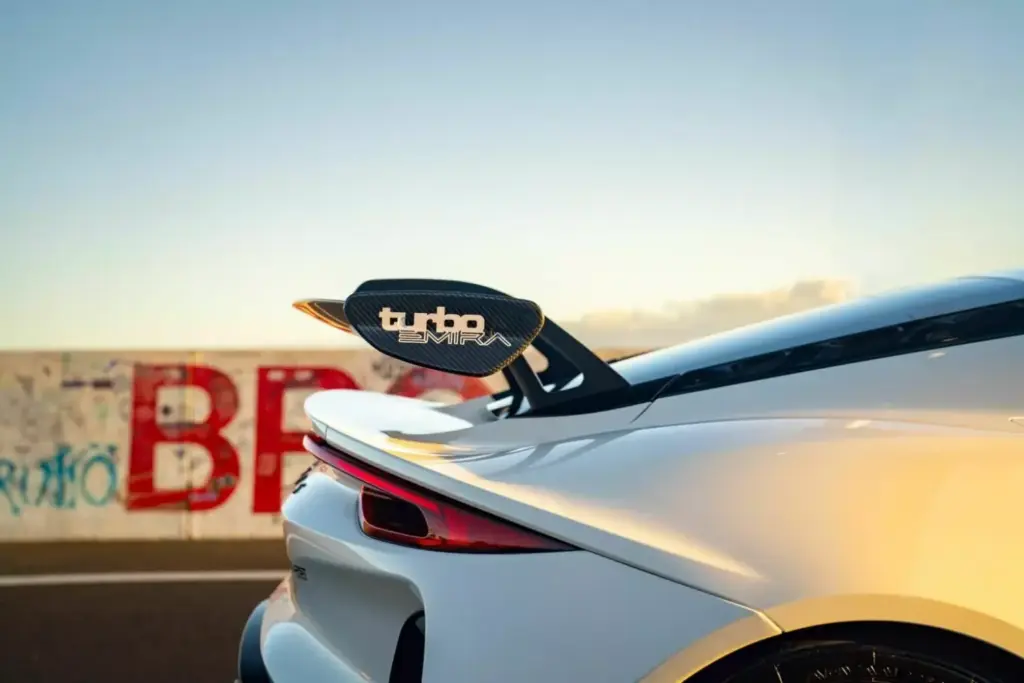 2026 Lotus Emira Turbo Bathurst Edition. Imagen alerón.