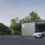 Así se hace NIO un cambio de baterías… Y ahora multiplícalo por 175.976 veces