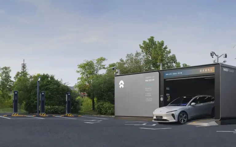 Así se hace NIO un cambio de baterías… Y ahora multiplícalo por 175.976 veces