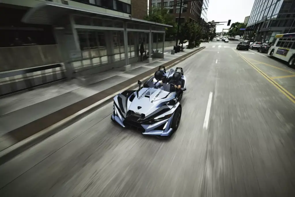 2026 Polaris Slingshot Signature Edition. Imagen movimiento.