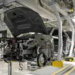 Los robots de la fábrica no pueden con el eje trasero de Porsche: el ensamblaje manual que sigue siendo insustituible