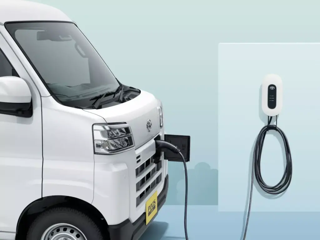 2026 Toyota Pixis Van BEV. Imagen enchufe.