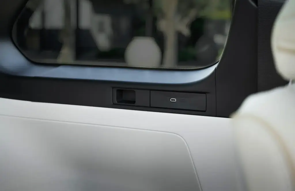 2027 Toyota Highlander Limited MistyGray 007 Motor16