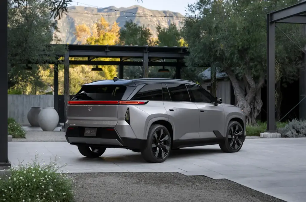 2027 Toyota Highlander Limited Spellbound2Tone 002 Motor16