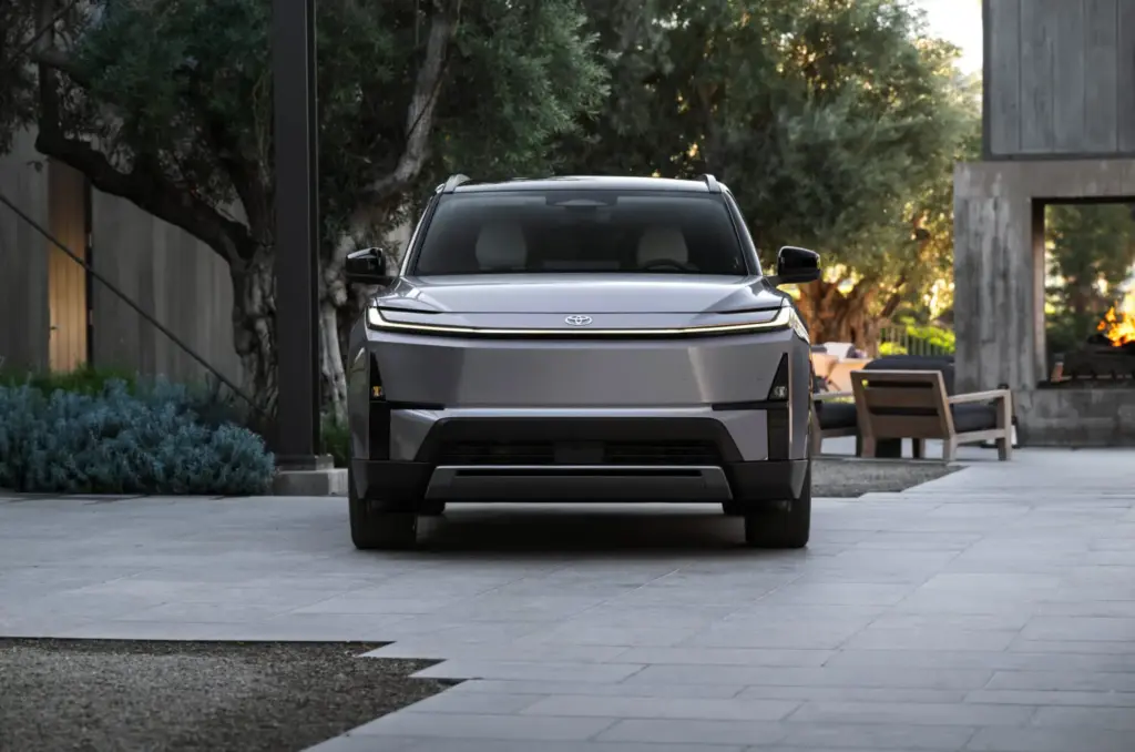 2027 Toyota Highlander Limited Spellbound2Tone 007 Motor16