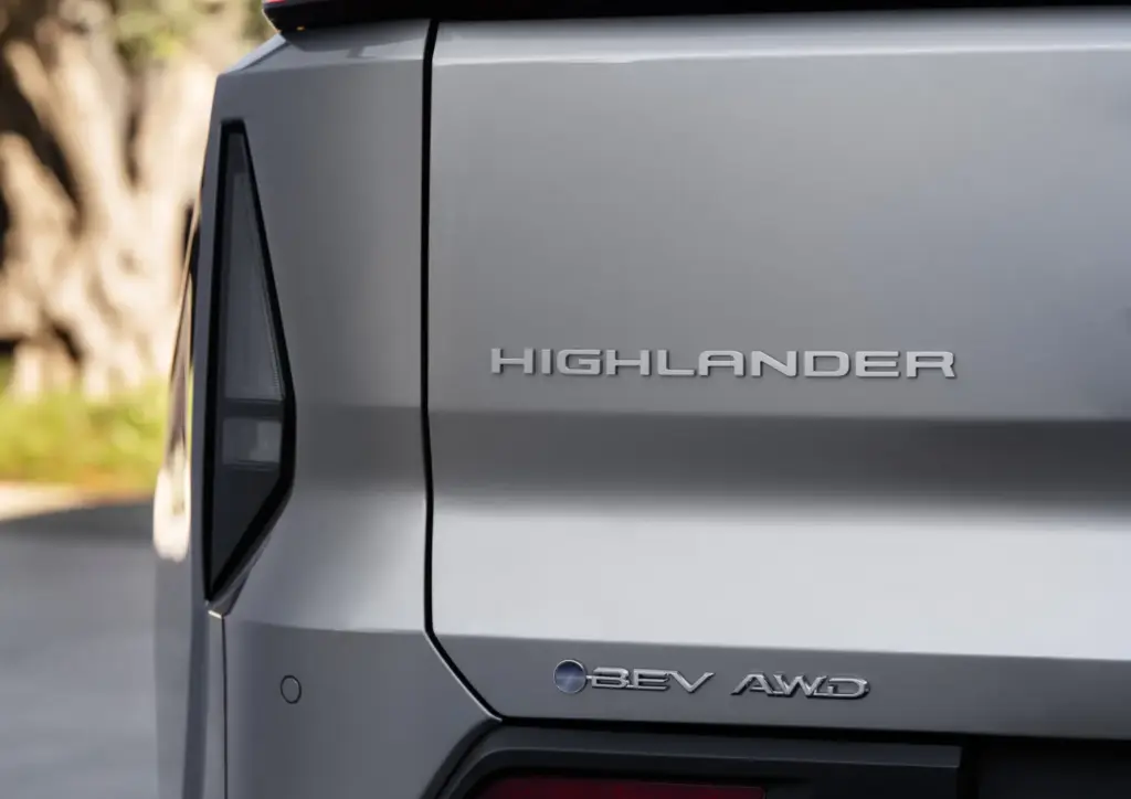 2027 Toyota Highlander Limited Spellbound2Tone 012 Motor16